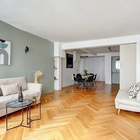 266 Montefiore Superbe A Apartament