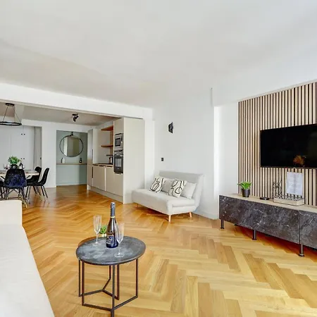 266 Montefiore Superbe A Apartament